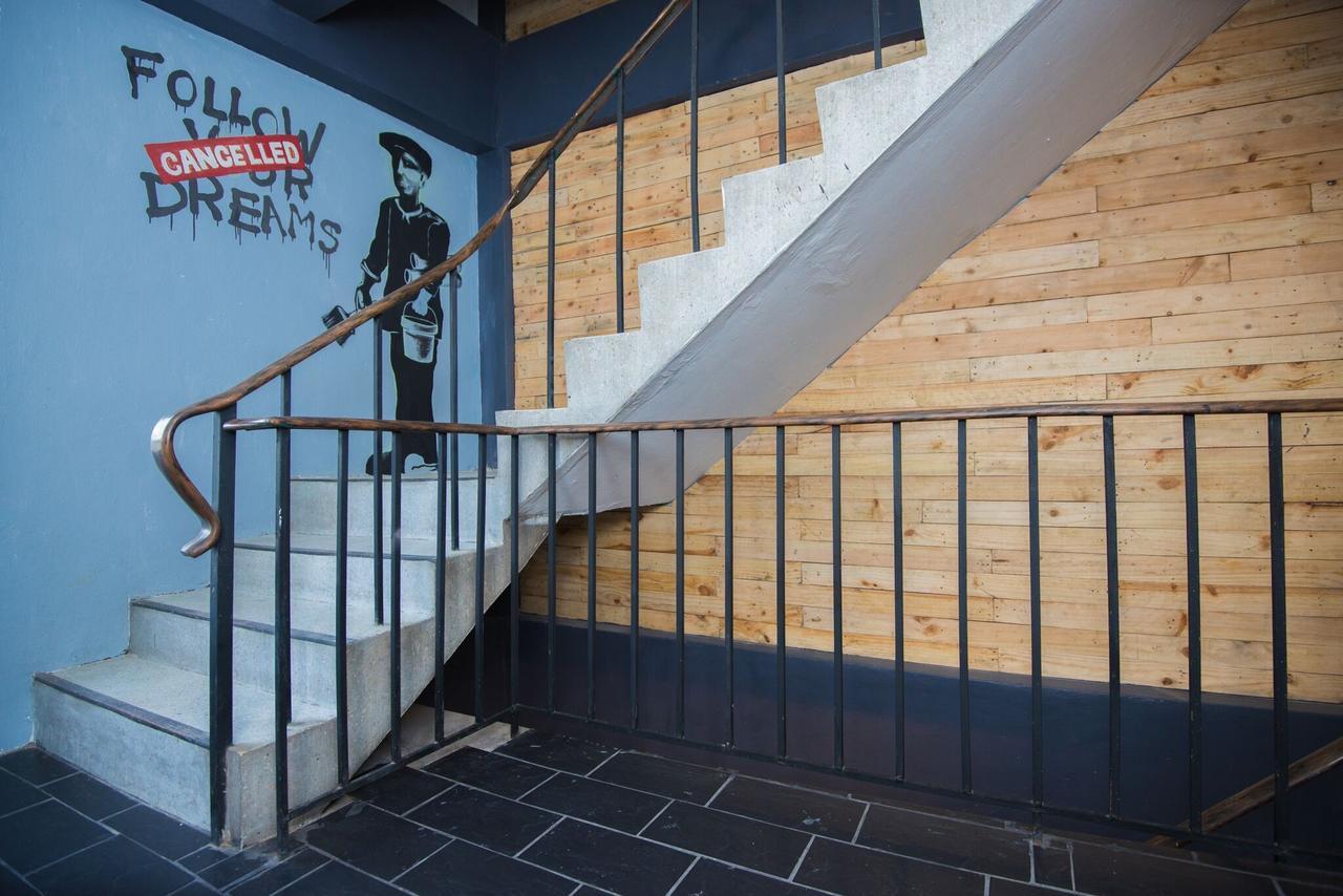The Sleepless Boutique Hostel Bangkok Exterior foto