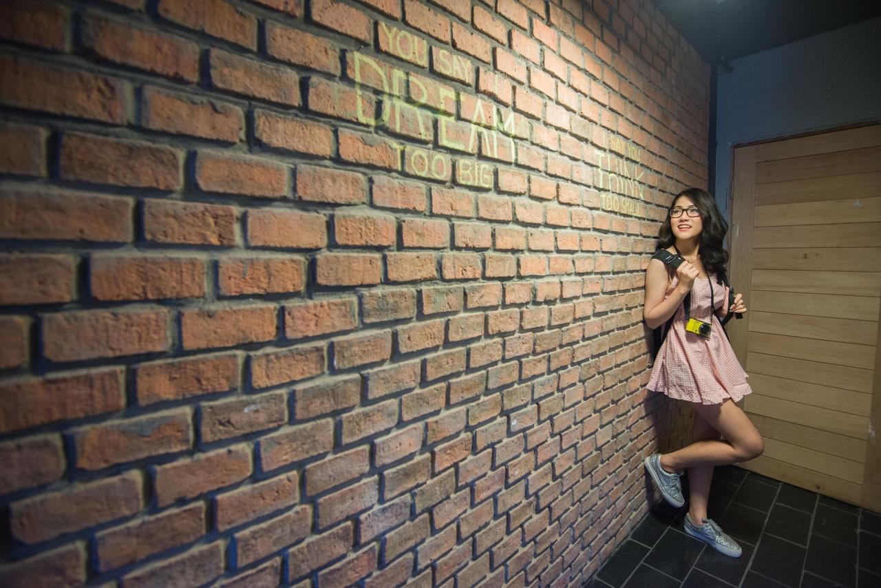 The Sleepless Boutique Hostel Bangkok Exterior foto