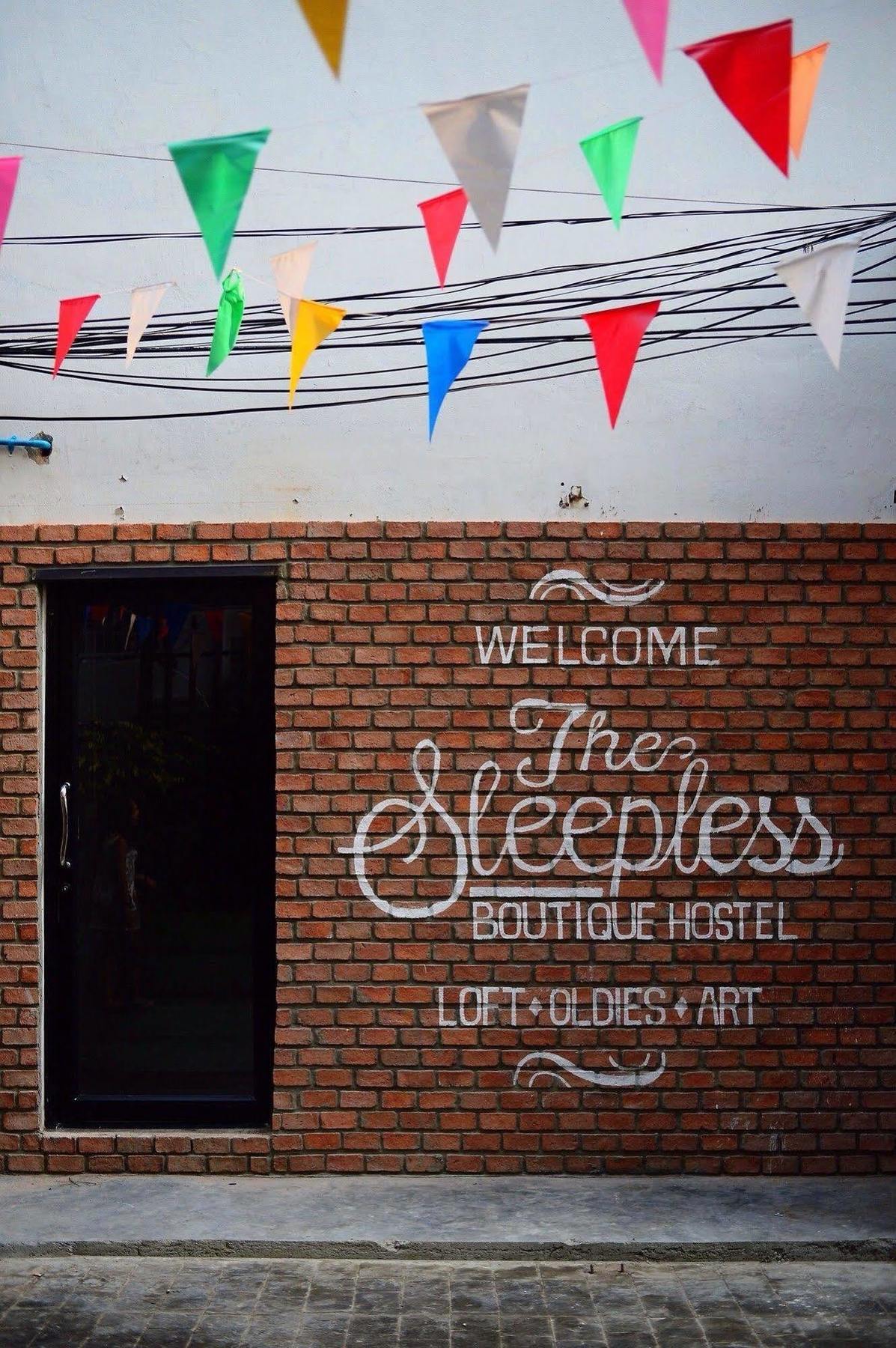 The Sleepless Boutique Hostel Bangkok Exterior foto