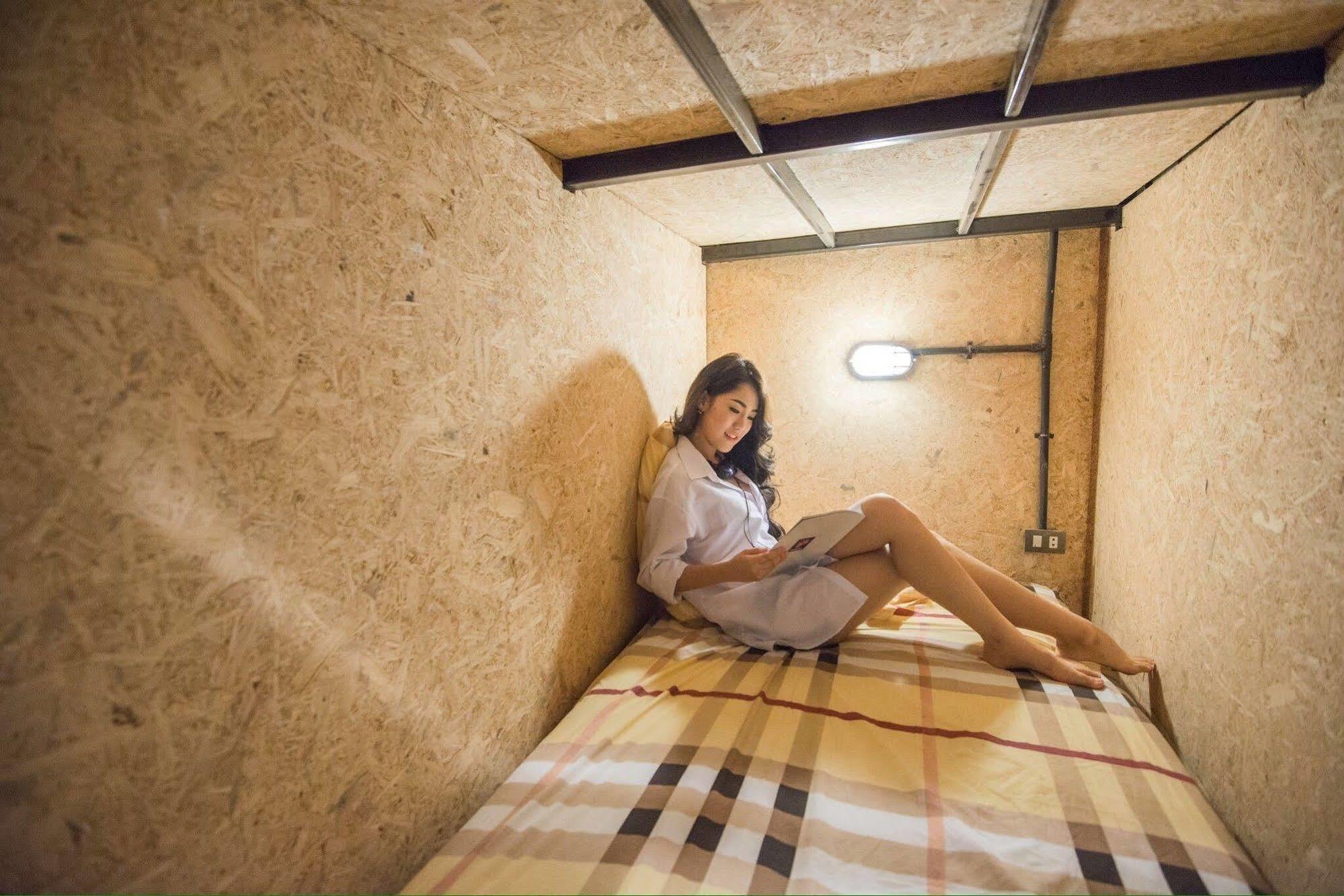 The Sleepless Boutique Hostel Bangkok Exterior foto